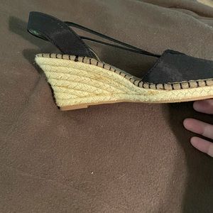 Soft Style closed toe strappy sandal.